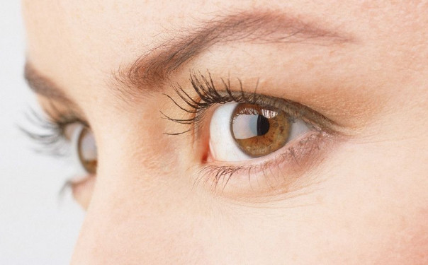 缓解和治疗目痛症，眼部艾灸很有效用